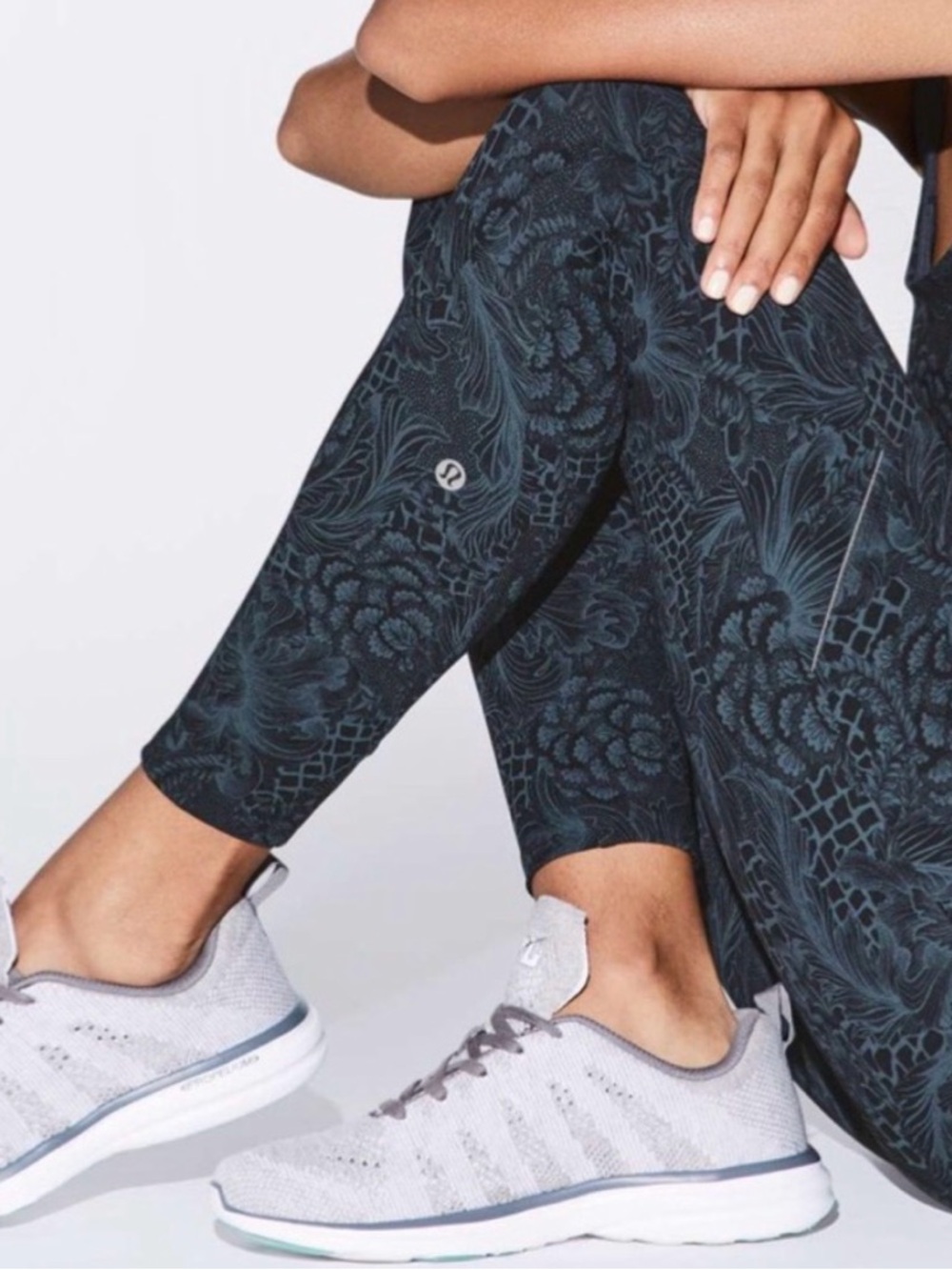 RARE Lululemon Run On Tight legging pocket in Nouveau Mach Blue Black 2